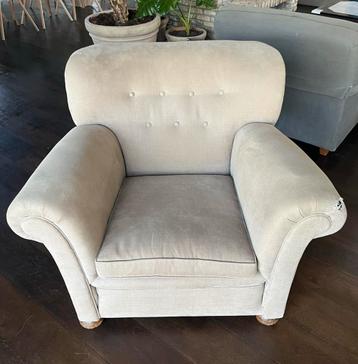 Grote lounge stoel beige zachte bekleding 