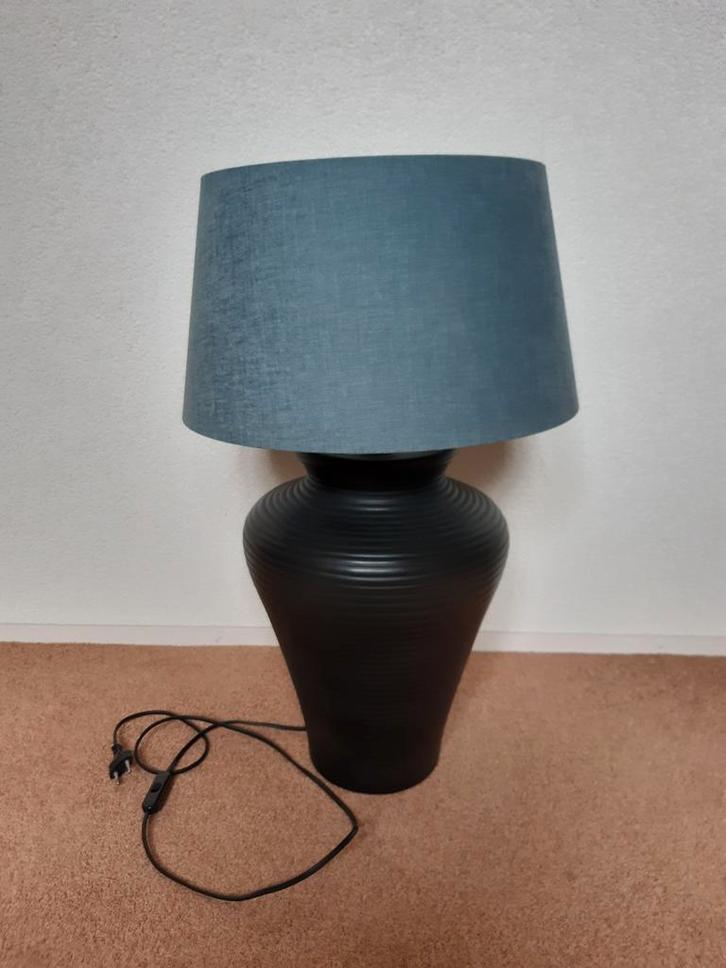 Mooie zwarte vaaslamp met blauwe kap, Huis en Inrichting, Lampen | Tafellampen, Zo goed als nieuw, 50 tot 75 cm, Stof, Overige materialen