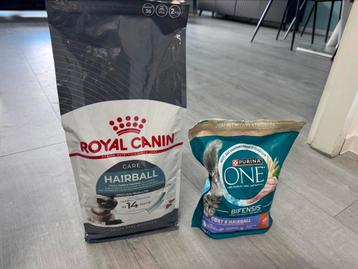 Twee zakken haarbal kattenvoer – Royal Canin & Purina ONE beschikbaar voor biedingen