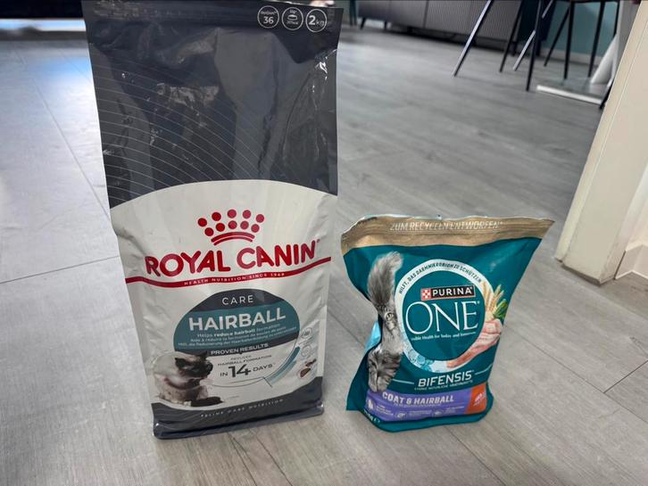 Twee zakken haarbal kattenvoer – Royal Canin & Purina ONE, Dieren en Toebehoren, Katten-accessoires, Zo goed als nieuw, Ophalen
