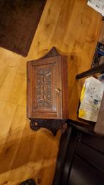 Wandkastje met slot en sleutel, met mooie ornamenten en sier, Ophalen