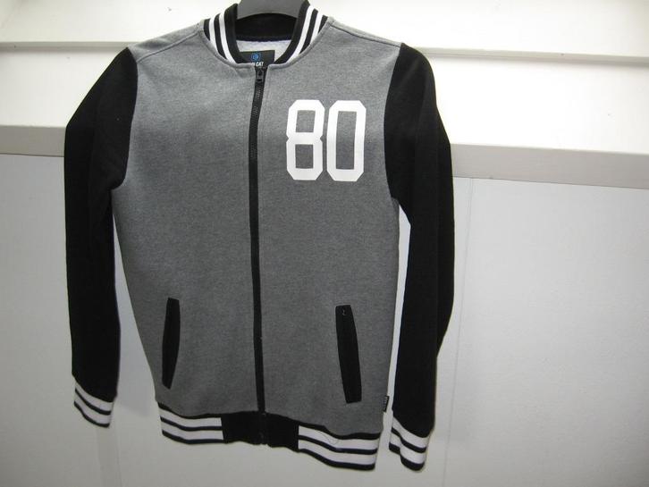 nieuw Leuke stoere Jongen vest jas COOLCAT XS m print €20.-, Kinderen en Baby's, Kinderkleding | Maat 176, Nieuw, Jongen, Trui of Vest