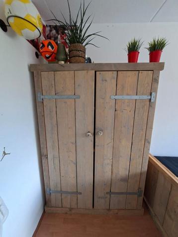 Steigerhouten kledingkast beschikbaar voor biedingen