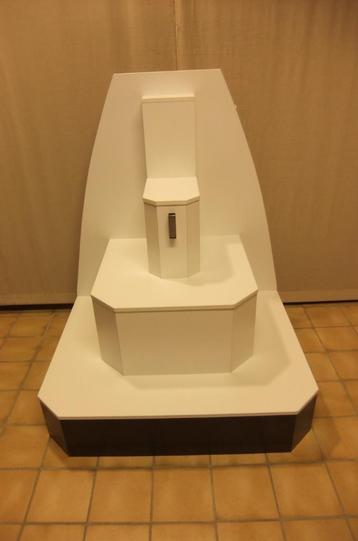 Houten etage uitstalrek. beschikbaar voor biedingen