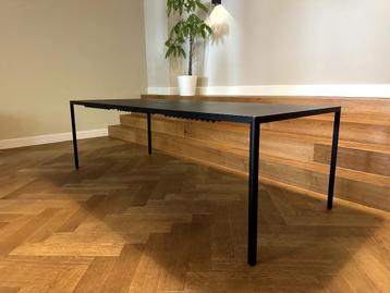 Zwarte metalen tafel 8p / 240x100cm beschikbaar voor biedingen