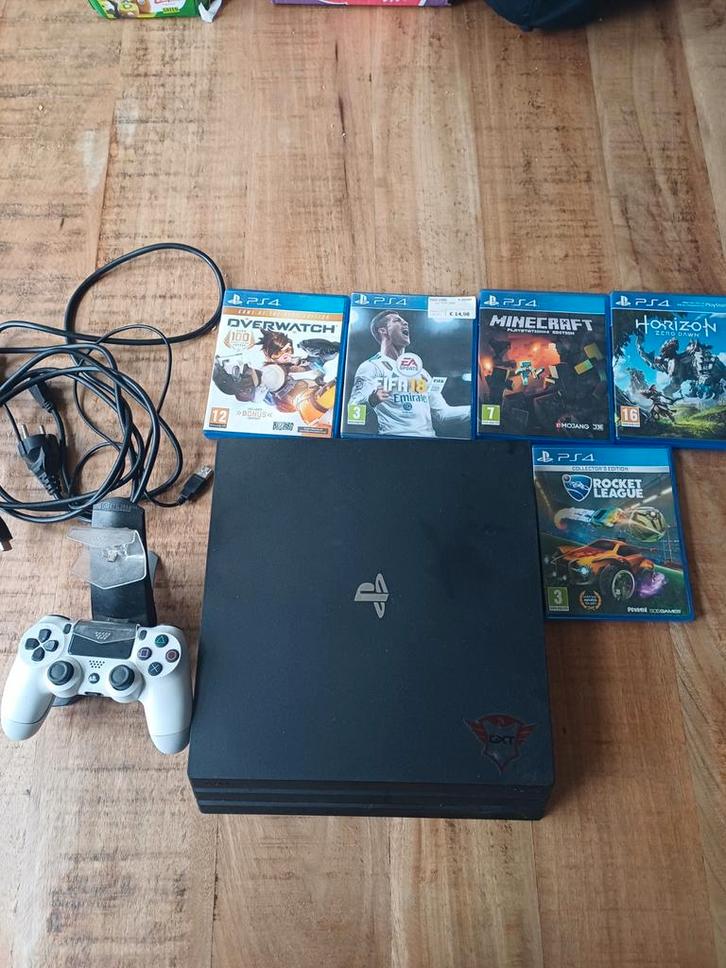 PS4 Pro + 5 Games, Controller & Oplaadstation, Spelcomputers en Games, Spelcomputers | Sony PlayStation 4, Gebruikt, Pro, 1 TB