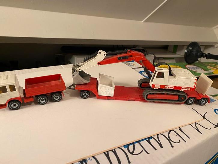 MAN met dieplader en graaf machiene, Hobby en Vrije tijd, Modelauto's | 1:50, Bus of Vrachtwagen, Ophalen of Verzenden