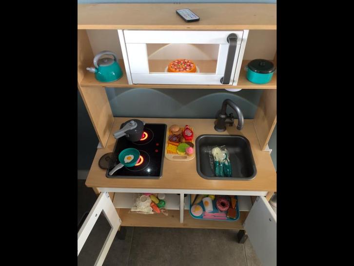 IKEA kinder keukentje met kleuren verlichting en afstandsbed, Kinderen en Baby's, Speelgoed | Speelkeukens, Gebruikt, Speelkeuken-accessoire