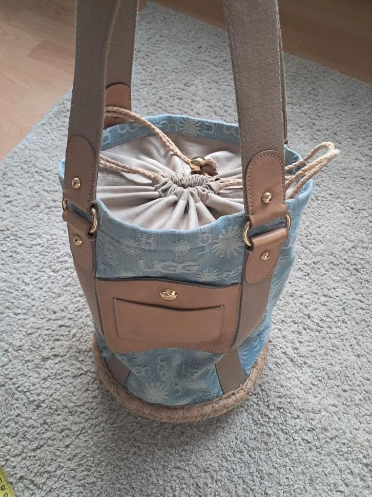 UGG tas denim blauw jacquard leer ronde tas, Sieraden, Tassen en Uiterlijk, Tassen | Schoudertassen, Gebruikt, Overige merken