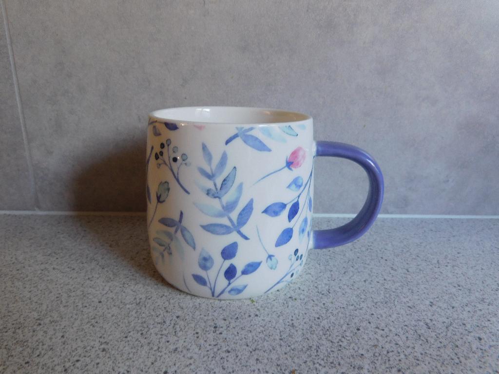 Mok 280 ml. New Bone China Rozen Hema, Ophalen of Verzenden, Zo goed als nieuw, Overige stijlen, Kop(pen) en/of Schotel(s)