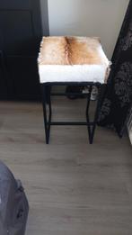 Zeer leuke mooie barkruk dierenhuid., Huis en Inrichting, Woonaccessoires | Zuilen en Pilaren, Ophalen, Zo goed als nieuw