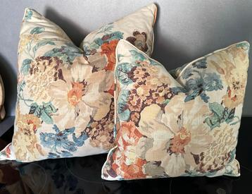 Bloemen print kussens beschikbaar voor biedingen