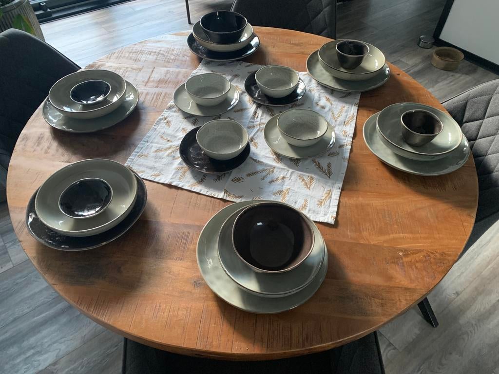 Servies in 2 kleuren Salt & Pepper Artisan, Huis en Inrichting, Ophalen, Gebruikt, Overige stijlen, Aardewerk