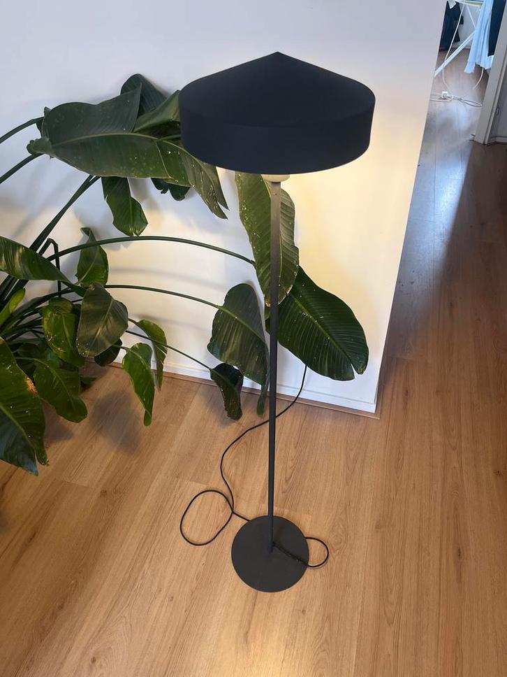 Stijlvolle design staande lamp, Huis en Inrichting, Lampen | Vloerlampen, Zo goed als nieuw, 150 tot 200 cm, Metaal, Ophalen of Verzenden