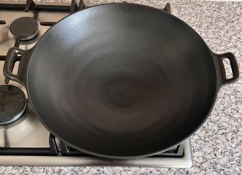 Grote Wok pan Rela 37 cm diameter met vlakke bodem Gietijzer, Huis en Inrichting, Keuken | Potten en Pannen, Zo goed als nieuw