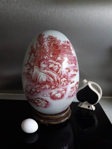 Groot sierlijk aardewerk ei op de achterkant Chinese tekens beschikbaar voor biedingen