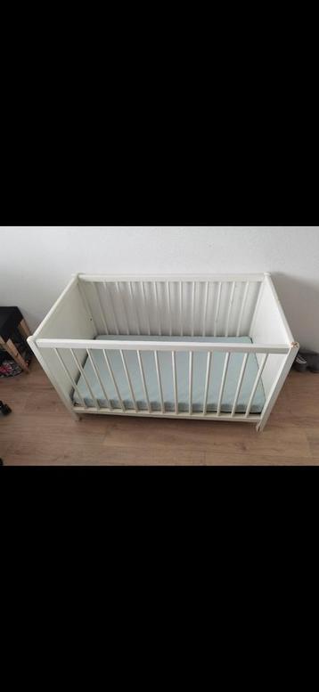 Ledikant met matras beschikbaar voor biedingen