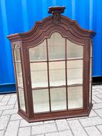 Antieke wandvitrine met glas-in-loodstijl ramen en sierlijst, Antiek en Kunst, Ophalen