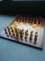 XL houten schaakbord met bijzondere stukken, Ophalen of Verzenden, Minder dan 500 stukjes, Zo goed als nieuw, Schaken