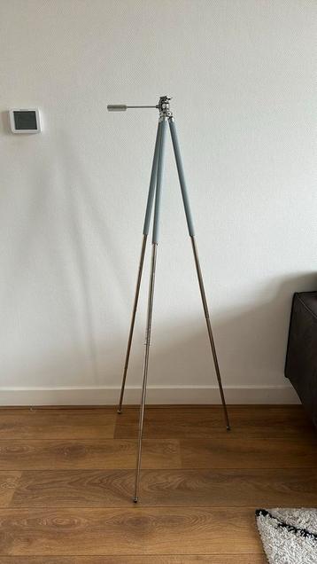 Vintage fotostatief beschikbaar voor biedingen