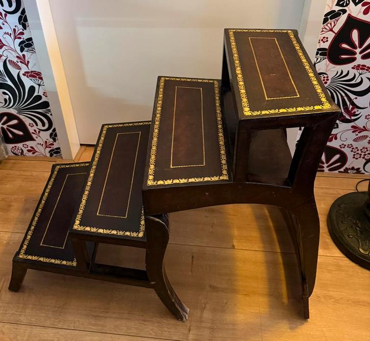 Prachtige trapstoel met leer bekleed., Antiek en Kunst, Antiek | Meubels | Tafels, Ophalen