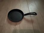 Mini Gietijzeren pannetje 13 cm nieuw, Huis en Inrichting, Ophalen of Verzenden, Nieuw, Koekenpan of Braadpan