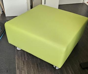 Hocker kunstleder lichtgroen 80x80x44 cm. Waterafstotend. beschikbaar voor biedingen