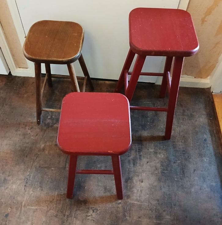 Retro houten krukken rood en bruin kruk hout vintage, Verzamelen, Retro, Huis en Inrichting, Ophalen