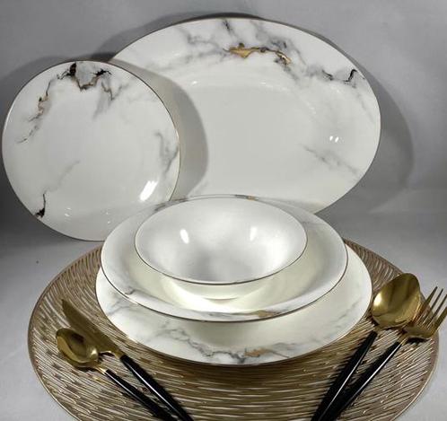 serviesset van marmer-grijs porselein met gouden accenten., Huis en Inrichting, Keuken | Servies, Zo goed als nieuw, Bord(en)