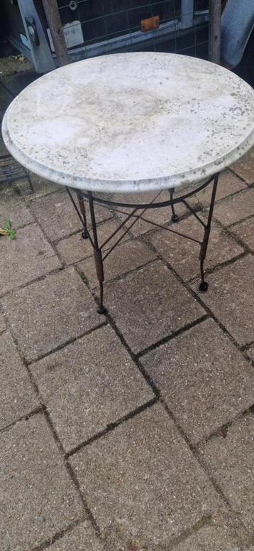 tuin tafel +marmeren blad + (smeed)ijzer onderstel(brocante) beschikbaar voor biedingen