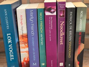 verschillende boeken, thrillers, en andere genres beschikbaar voor biedingen