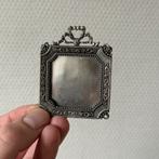 Miniatuur Vintage Fotolijstje, Strik Pasfoto Zilverkleurig, Minder dan 50 cm, Gebruikt, Metaal of Aluminium, Ophalen of Verzenden
