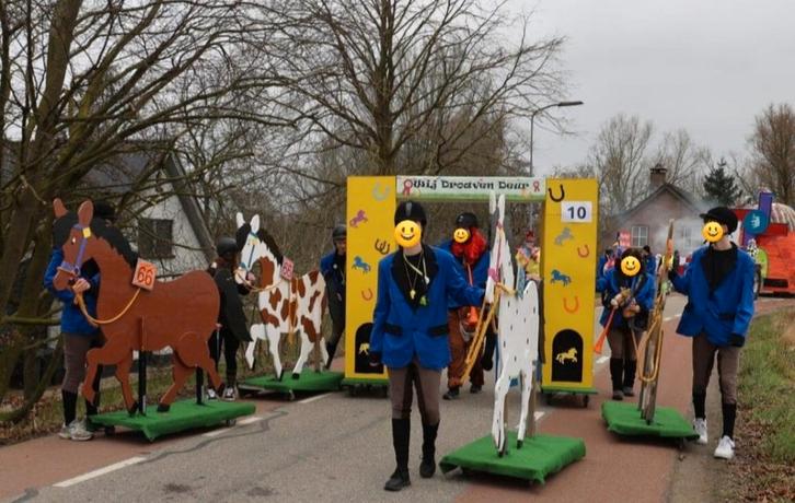 Carnaval ruiter hindernis met houten paarden, Kleding | Heren, Carnavalskleding en Feestkleding, Zo goed als nieuw, Ophalen of Verzenden