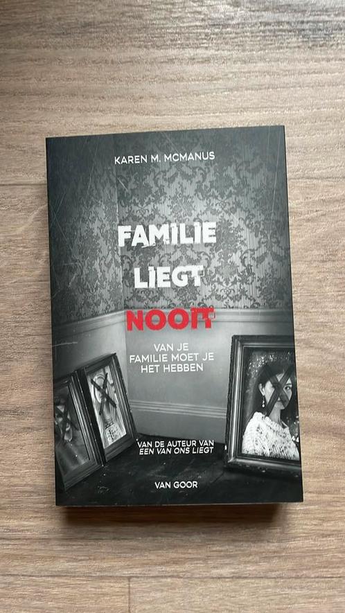 Karen McManus - Familie liegt nooit, Boeken, Kinderboeken | Jeugd | 13 jaar en ouder, Zo goed als nieuw, Ophalen of Verzenden