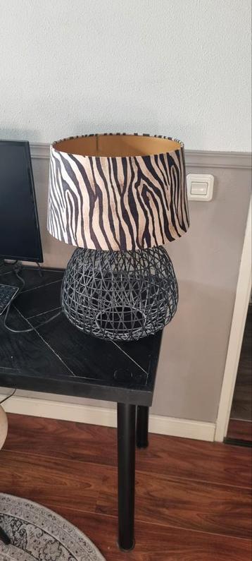 Zebra Lamp met Zwarte Draadvoet beschikbaar voor biedingen
