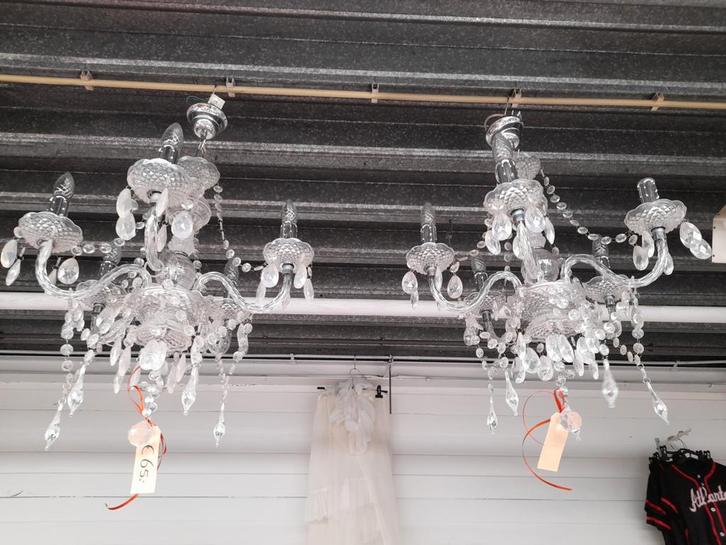 2 x dezelfde kroon luchters kunstof 65.00 p.s, Huis en Inrichting, Lampen | Kroonluchters, Zo goed als nieuw, Ophalen of Verzenden