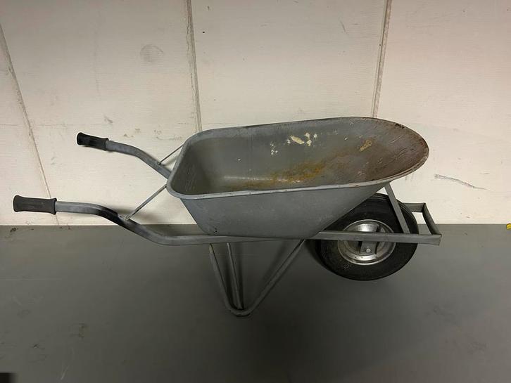 Te huur: kruiwagen en stenen kruiwagen, Tuin en Terras, Kruiwagens, Zo goed als nieuw, Ophalen