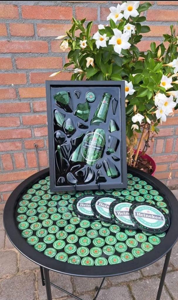 Bijzettafeltje met Heineken bierdopjes verwerkt in Epoxy, Huis en Inrichting, Tafels | Bijzettafels, Zo goed als nieuw, Rond, Minder dan 55 cm