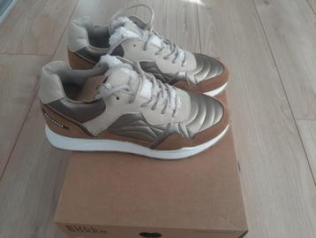 Bruine sneakers Bullboxer beschikbaar voor biedingen