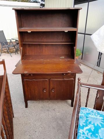 Secretaire of drankkabinet beschikbaar voor biedingen