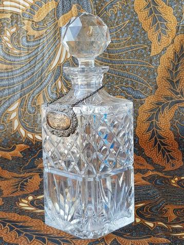 Oude Engelse whiskykaraf van kristal met label van zilver. beschikbaar voor biedingen