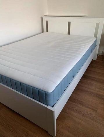 Wit bed met opberglades