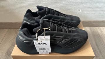 Yeezy 700 V3 glow black maat 45 1/3 beschikbaar voor biedingen