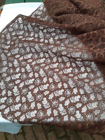 Lap stof coupon kantstof beschikbaar voor biedingen