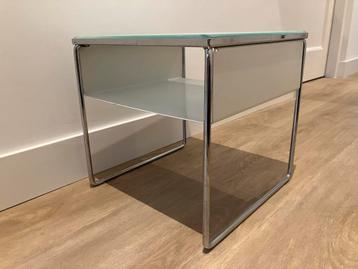 Retro bijzettafel met metalen frame en glazen blad beschikbaar voor biedingen