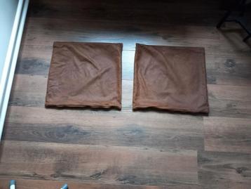 Twee bruine kussenhoezen  40x40  beschikbaar voor biedingen