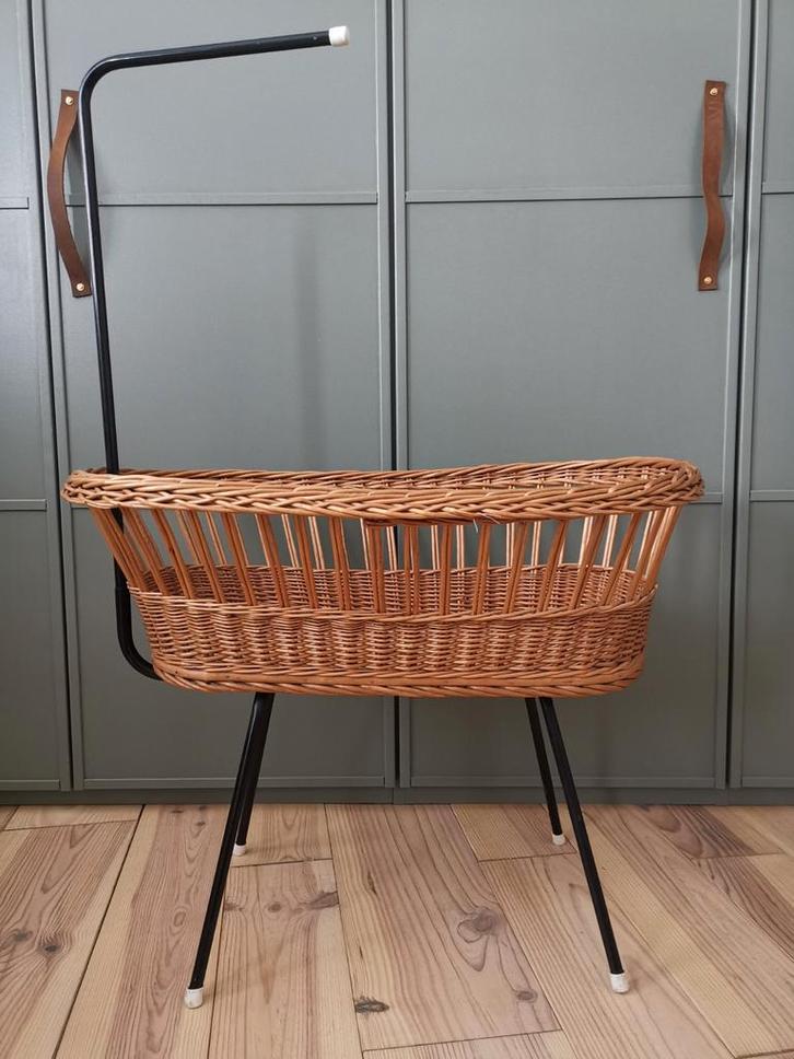 Vintage jaren 70 rieten rotan poppenbed, Kinderen en Baby's, Babywiegjes en Ledikanten, Zo goed als nieuw, Wieg, Ophalen