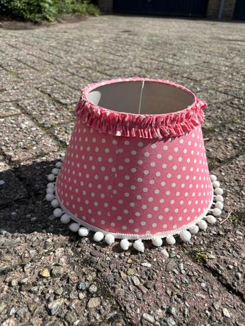 Roze lampenkap met stippen en pompons beschikbaar voor biedingen