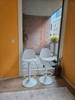 Twee witte barstoelen in goede staat, Huis en Inrichting, Barkrukken, Ophalen, 60 tot 90 cm, Zo goed als nieuw, In hoogte verstelbaar