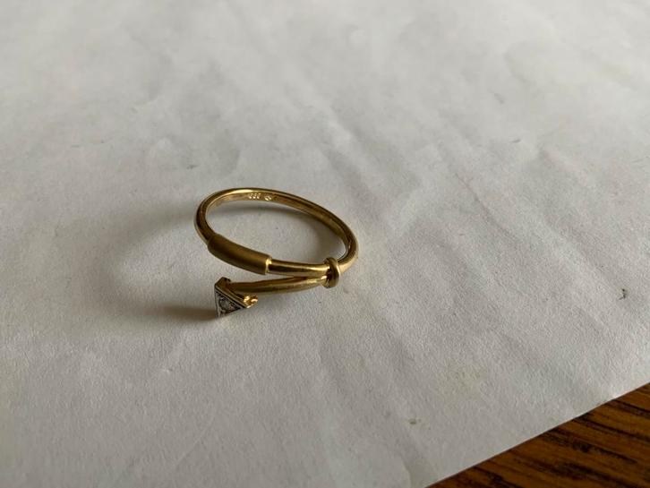 Handwerk gouden damesring met echt diamantje. Maat 17 3/4, Sieraden, Tassen en Uiterlijk, Ringen, Nieuw, Dame, 17 tot 18, Goud